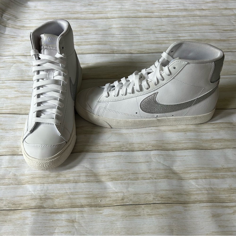 NWOB Nike Women’s Blazer Mid White & Silver Shoes Size 11